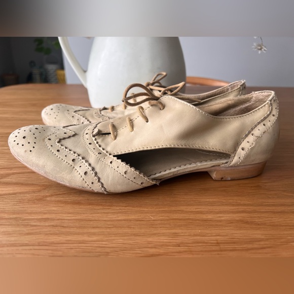 Anthropologie Womens Lace up with Cut out design Shoes. Brand Latigo - Picture 3 of 6